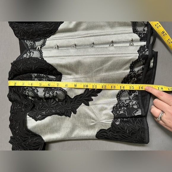 Silver overbust corset with lace cap sleeve - Picture 4 of 7